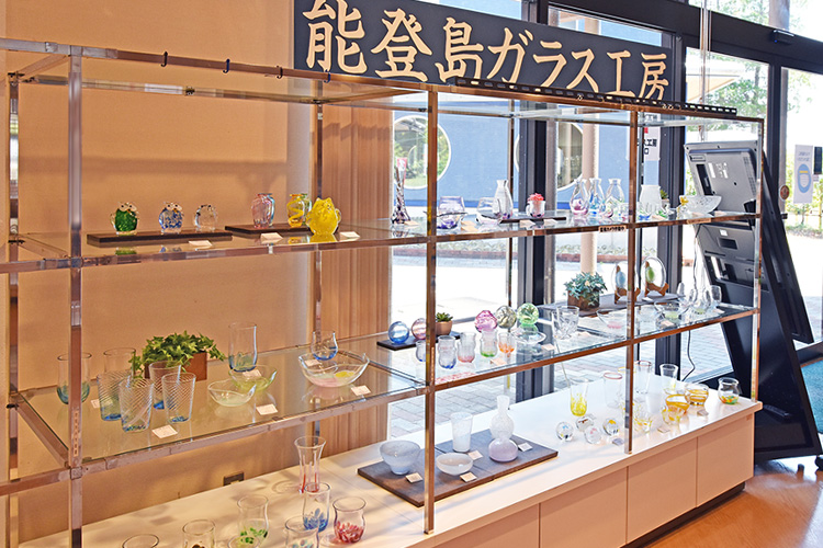能登島ガラス工房工芸品 特産・名産品が充実した売店 道の駅のとじま