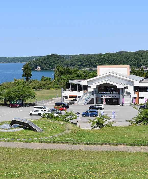 能登島ガラス美術館から望む七尾湾と道の駅のとじま